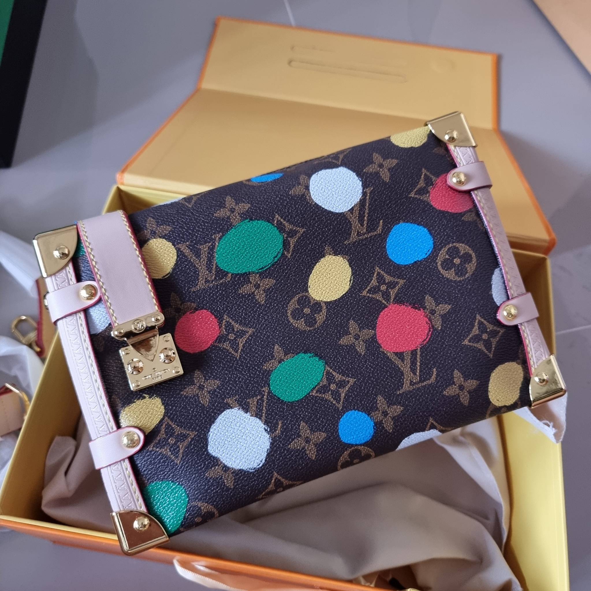 LV x YK SIDE TRUNK Monogram canvas bag สุดยอดกระเป๋าไอคอนนิค ทรงสวย ดีไซน์ใหม่ สวยมีเสน่ห์ รูปทรงกล่อง โดดเด่นด้วยหมุดเข้ามุม ซิปเปิด-ปิดล็อคได้ วัสดุหนังแคนวาส