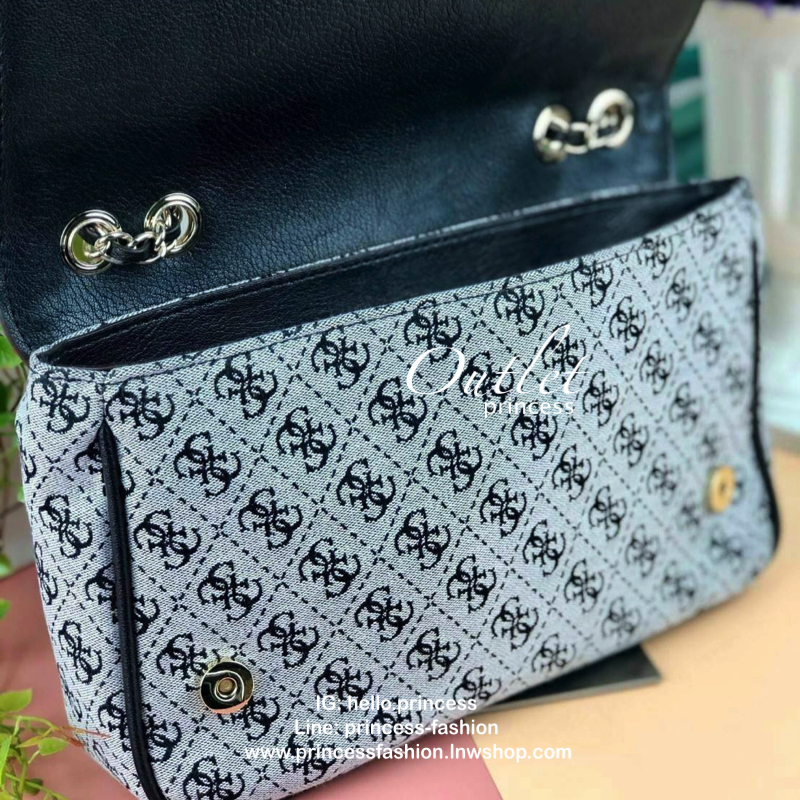 Guess Logo city handbag กระเป๋าสะพายไหล่ ตัวกระเป๋าเป็นผ้าลาย signature ของแบรนด์ ตัดกับหนังที่ตัวขอบกระเป๋า มาพร้อมพวงกุญแจโลโก้แบรนด์ ด้านหน้ามีโลโก้แบรนด์ ด้านหลังมีช่องใส่โทรศัพท์/บัตรได้ เปิดปิดแบบกระดุมแม่เหล็กซ้าย-ขวา ด้านในมีช่องซิป เล็ก 1 ช่อง แล