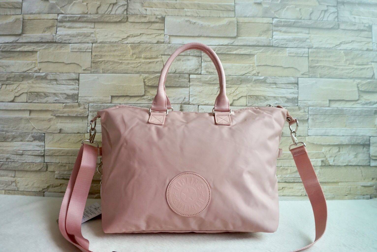 Kipling Tiram Handbag 2018!!! Kipling factory oem HK กระเป๋าสะพายใบใหญ่ วัสดุไนล่อนคุณภาพสูง กันน้ำ ระดับนึงเลยค่ะ สามารถถือได้ สะพายข้างได้ เปิดปิดกระ แบบซิปคู่ ภายในกระเป๋าโล่งกว้าง มีข่องซิป ช่องเล็ก และ ช่องขนาดกลางเสริมนวมให้ด้วยค่ะ พร้อมสายห้อยกุญแจ