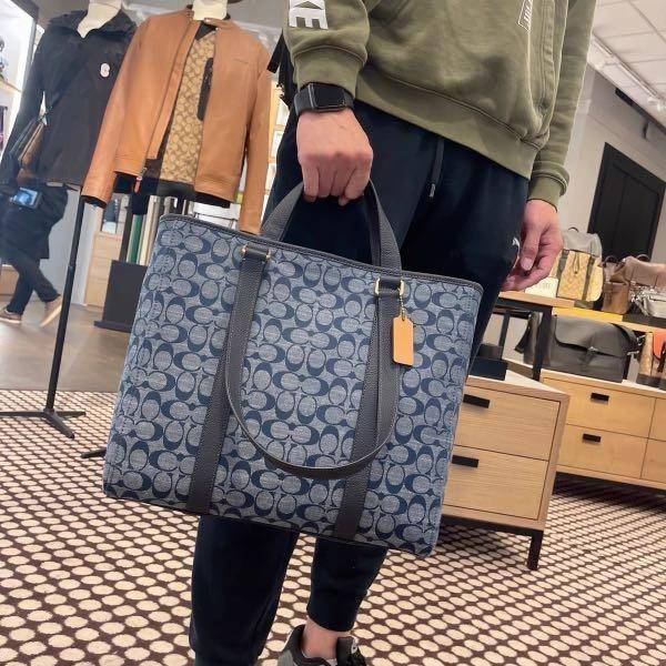 COACH C8182 HUDSON DOUBLE HANDLE TOTE IN SIGNATURE CHAMBRAY ใหม่ล่าสุด กระเป๋าทรงโท้ทใบใหญ่ ที่จุดของความจุ ใส่ได้แบบคุ้มๆไปเลย วัสดุผ้าแชมเบรย์ตัดด้วยหนัง pepble สวย คม ดูดี ปากกระเป๋ามีกระดุมแม่เหล็กปิดกันของหล่นได้ ภายในโล่งกว้างมาก ซิกเนเจอร์รุ่นนี้คื