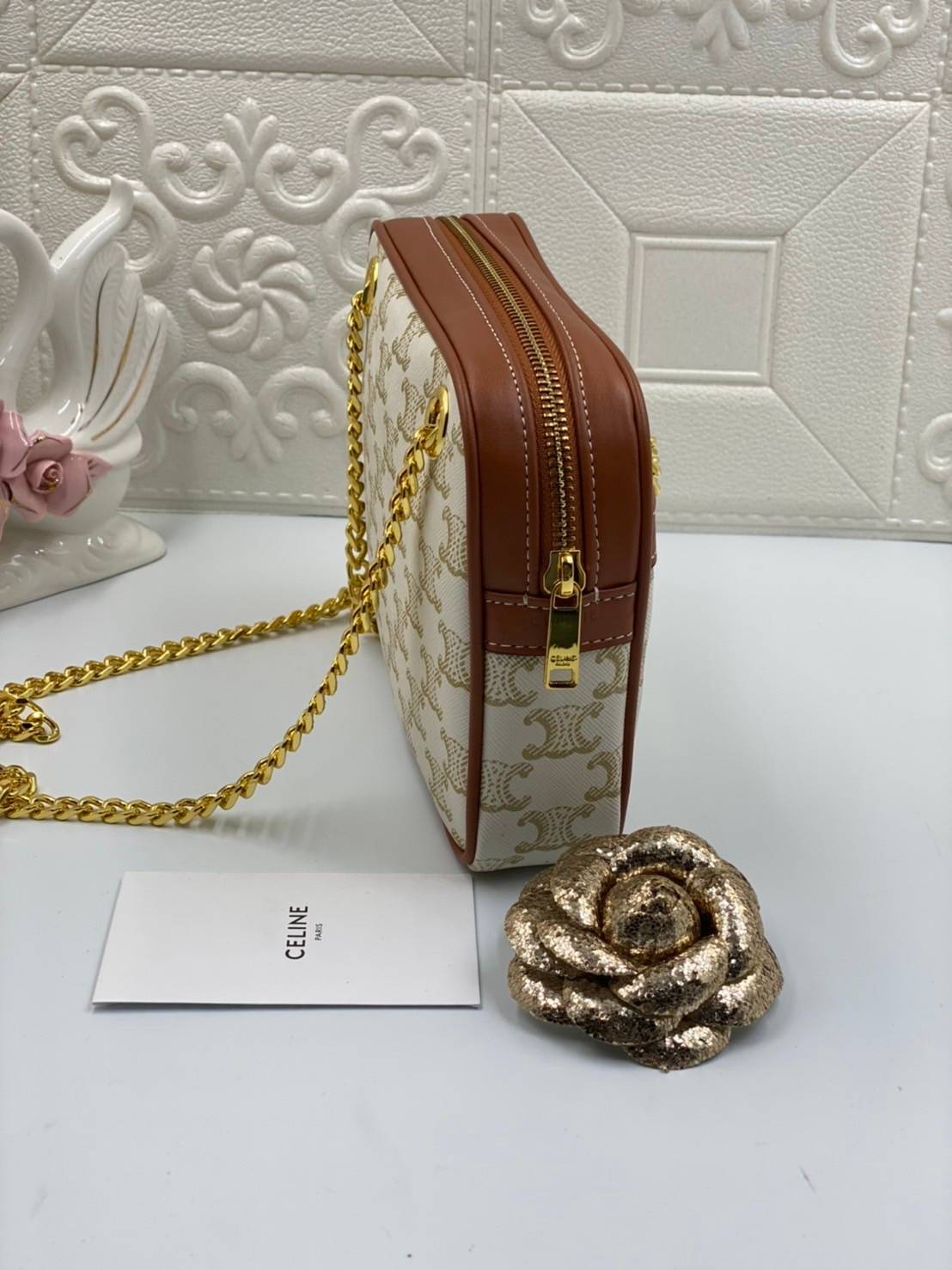 VIP GIFT 】หนังแท้ CELINE SMALL PATAPANS IN TRIOMPHE CANVAS AND CALFSKIN ดีไซน์สวยหรูฮิตสุดในเกาหลี! หนังสวยอยู่ทรง เปิดปิดด้วยซิปแบรนด์สีทอง ภายในโล่งกว้างและจุสามารถใส่มือถือ กระเป๋าสตางค์ ของใช้ได้เยอะ สายสะพายโซ่อะไหล่ทองหรูเลื่อนได้จะใช้สายคู่สะพายไหบ