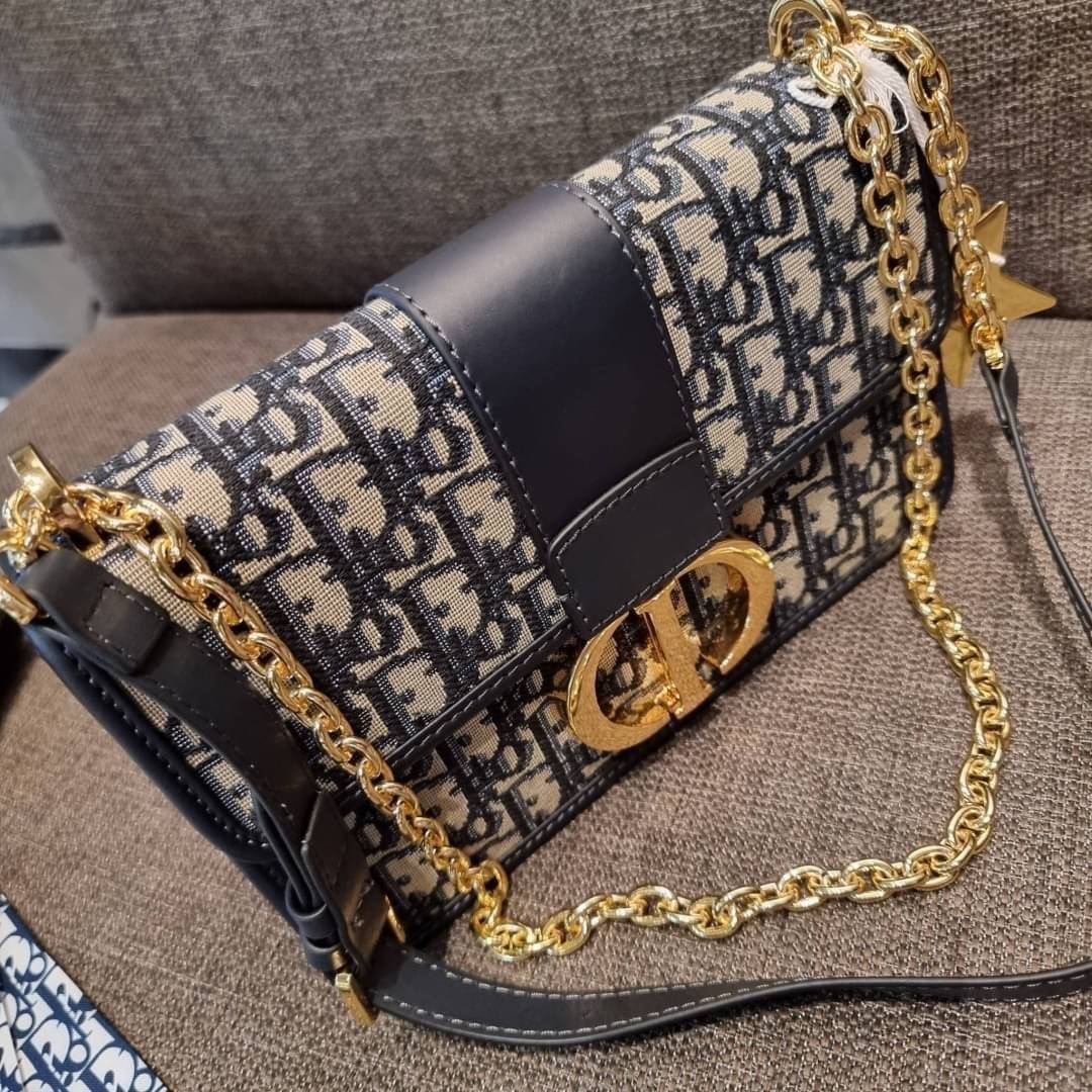 DIOR SET BAG / DIOR 30 Montaigne Bag / CD LIMITED EDITION GIFT BOX WITH GOLD STAR BOUTIQUE SET พร้อมเสิร์ฟครบชุด แรร์ไอเท็ม ที่ถูกรวมไว้ในหนึ่งเดียว กับ gift box limited จัดให้ทั้งกระเป๋าสะพายสุดหรู กระเป๋าสตางค์ใบสั้นรุ่นคลาสสิค ribbon เข้าเซ็ท และ gold 