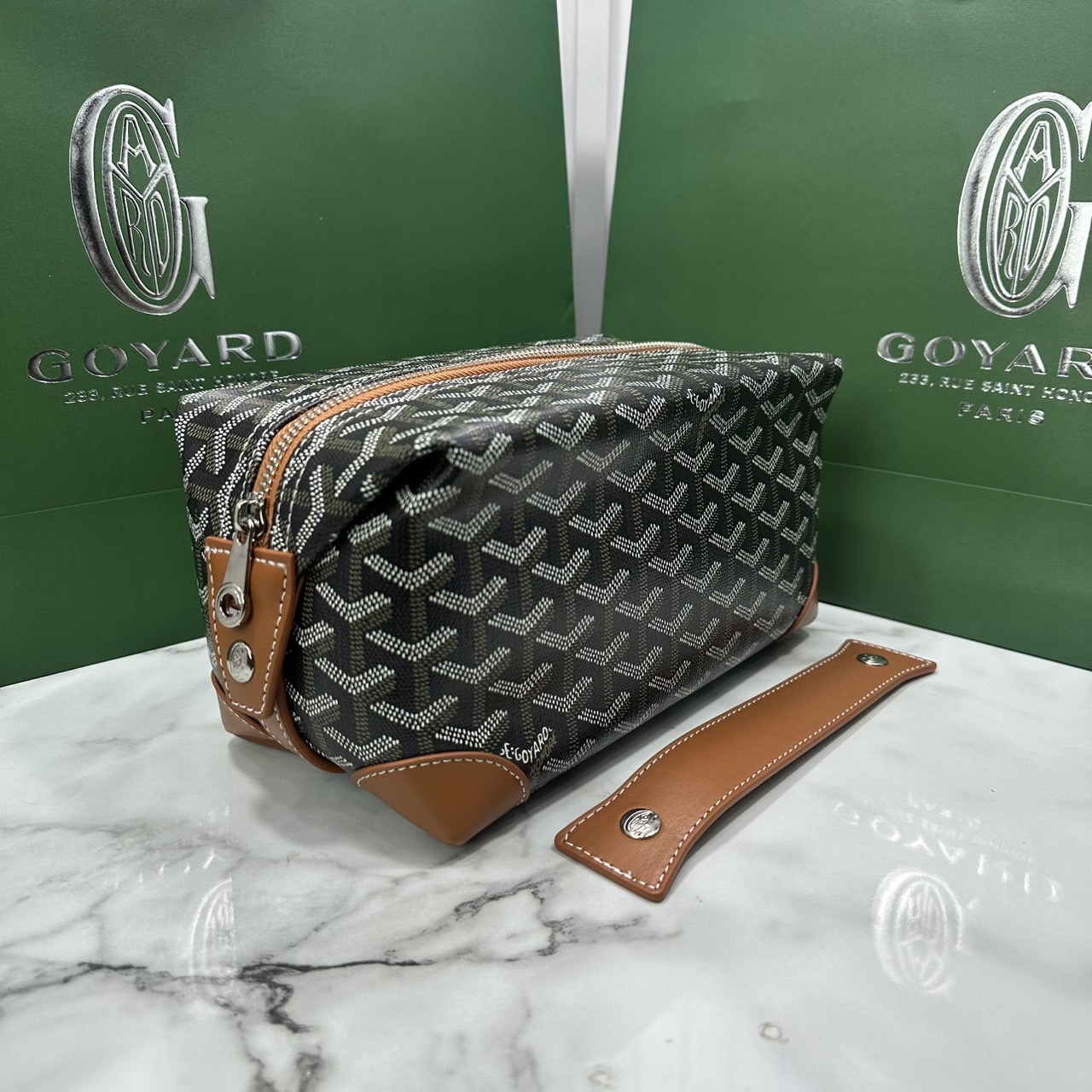 ORI หนังแท้ | Goyard Bowling 25 Toiletry Bag / Goyard Pouch กระเป๋าทรงพอช พร้อมสายถือจับถนัดมือใช้งานง่ายกะทัดรัด ตอบโจทย์ความเรียบง่ายแต่คลาสสิก ใช้ได้ทั้งชายหญิง หรูหรา ติดแกรมที่สุด เป็นรุ่นตามหา ที่ตอนนี้มีพร้อมส่งแล้วค่า