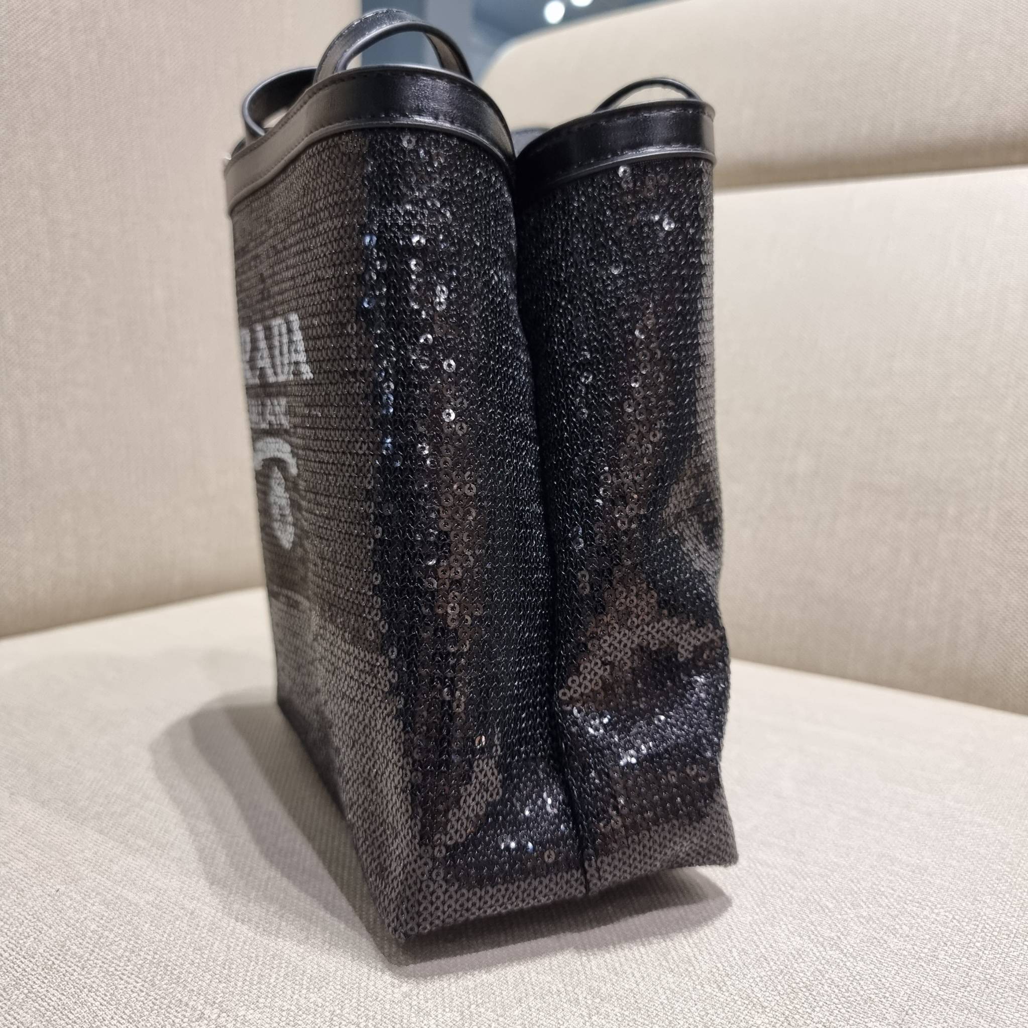 PRADA SMALL SEQUINED MESH TOTE BAG เอาใจสายแฟอีกครั้ง!! กระเป๋าทรงโท้ท ขนาดเล็ก ที่มีดีเทลฝีมือ ด้วยการเรียงร้อยแผ่นเลื่อมเป็นตาข่ายรอบใบ ตัดขอบด้วยหนังสังเคราะห์ พิเศษพร้อมใบลูกให้ด้วย ทรงใช้งานง่าย ภายในโล่งกว้าง ถือไปเรียน ไปเที่ยว ไปทำงาน พกพาง่ายสุดๆ