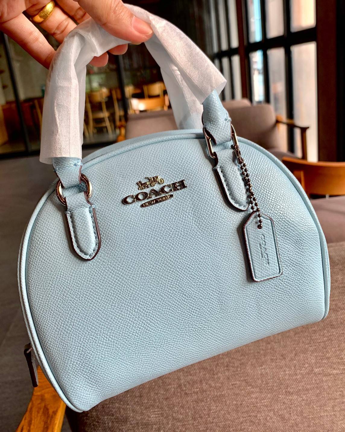 COACH SYDNEY SATCHEL BAG CA202 CA591 CB596 ใหม่ล่าสุด กับคอลที่สาวๆต้องหลงรัก กระเป๋าสะพายทรง satchel ที่มีรูปทรงดึงดูดสายตา สวยแรกเห็น วัสดุหนัง crossgrain พร้อมหูจับในตัว เปิด-ปิดด้วยซิป ภายในโล่งกว้าง ขนาดกำลังดี มีสายครอสให้ ปรับได้ตามชอบ ใบจริงลูกคุณ