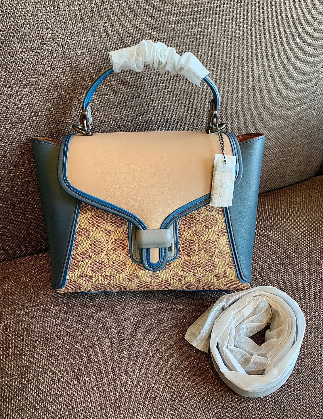 COACH COURIER CARRYALL 23 IN COLORBLOCK SIGNATURE CANVAS พร้อมส่ง 7 แบบ พร้อมส่ง ลุคดูไฮสุดๆค่ะ! กระเป๋าสะพายหนังหรูหราและคลาสสิค หนังแท้ชั้นดีที่สุด น้ำหนักเบา หนังสวยมากก สัมผัสแล้วหลงรักแน่นอนจ้าา😘