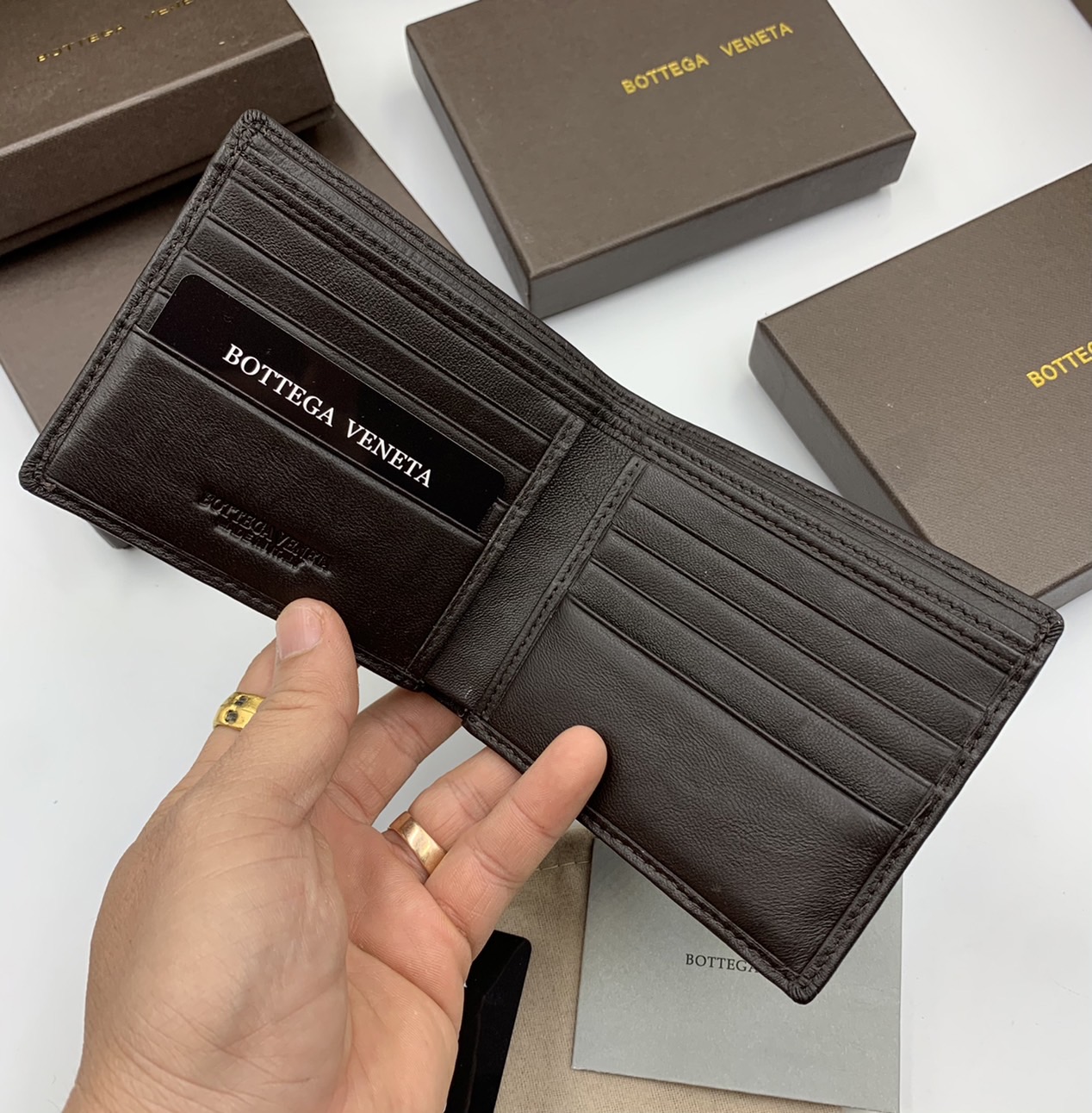 หนังแท้ BOTTEGA VENETA WALLET / BV Wallet พร้อมส่งที่ไทย กระเป๋าสตางค์ใบสั้นคุณผู้ชาย รุ่นตามหา มาเท่าไหร่ไม่เคยพอเลยค่า เป็นรุ่นคลาสสิกที่หยิบมาใช้งานได้บ่อยที่สุด งานหนังลูกวัวแท้ทั้งใบ ใช้ทนทานได้นาน ใช้ทนทานได้นานภาพสินค้าถ่ายจากงานขายจริง ใช้งานต่างป