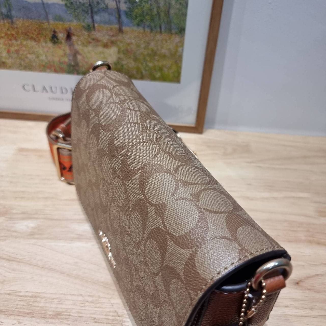 OACH LOGAN MESSENGER IN SIGNATURE CH483 CH252 กระเป๋าสะพาย รุ่นใหม่ สไตล์สปอร์ต ดีไซน์สวย ขนาดกำลังดีคล่องตัว สายสะพายเส้นใหญ่ทนทาน