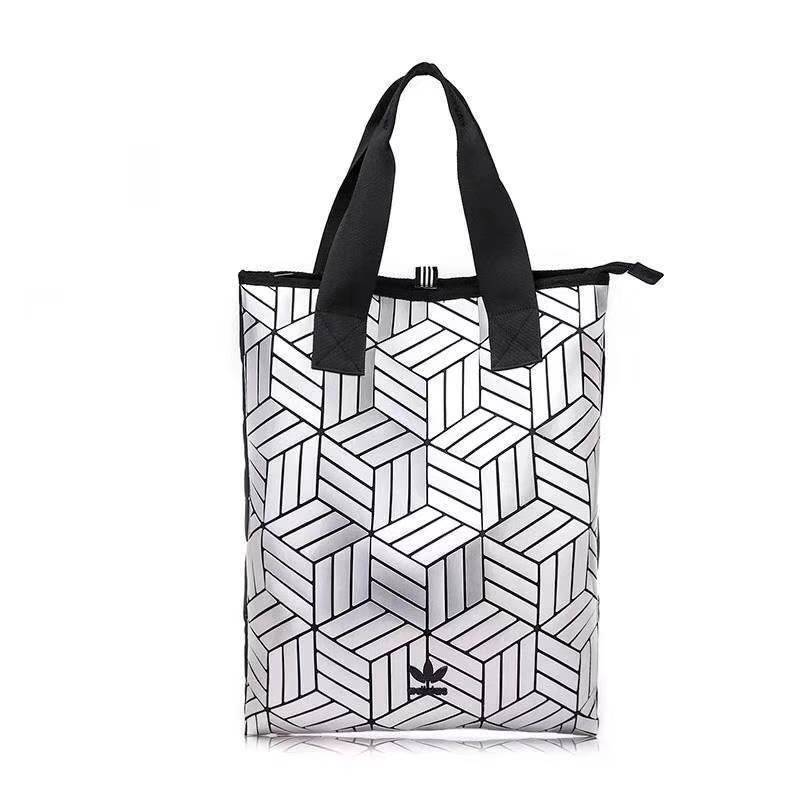 Adidas Original Shopper 3D Tote Bag Trefoil Handbag . Classic Sports กระเป๋าถือหรือสะพาย ลาย graphic ทรง sport วัสดุ polyurethaneเนื้อ matte หนังนิ่ม น้ำหนักเบา เปิดปิดด้วยซิป ภายในกว้างโล่ง ใส่ A4, iPad และของใช้ได้เยอะ Unisex ใช้ได้ทั้ง ช ญ ค่ะ