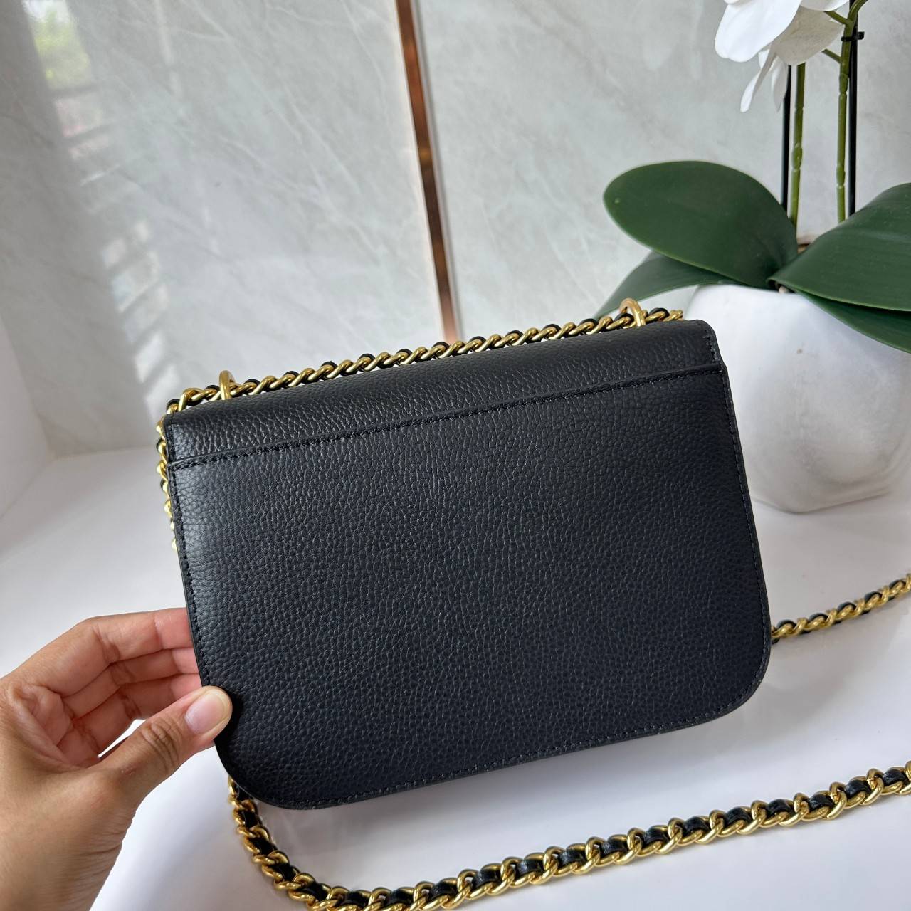 Tory Burch Britten Small Convertible Shoulder Bag คอลเลคชั่นใหม่สุดเรียบหรู กระเป๋าสะพายไหล่หรือสะพายข้าง วัสดุหนังอย่างดี