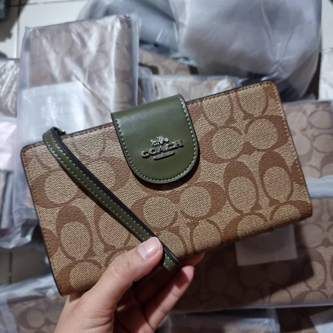 พร้อมส่ง 7 สี COACH C2874 TECH WALLET IN COLORBLOCK SIGNATURE CANVAS จัดให้สีใหม่ก่อนใคร!! ดีไซน์ใหม่ คอลเลคชั่นสวยหรู กระเป๋าสตางค์พร้อมสายคล้องมือ ง่ายต่อชีวิตมากจ้า!! มันดีอะไรเบอร์นี้ ใส่ได้ทั้งบัตร และโทรศัพท์ก็ใส่ได้ทุกรุ่น แถมยังมีช่องซิปแยกไปอีก ช