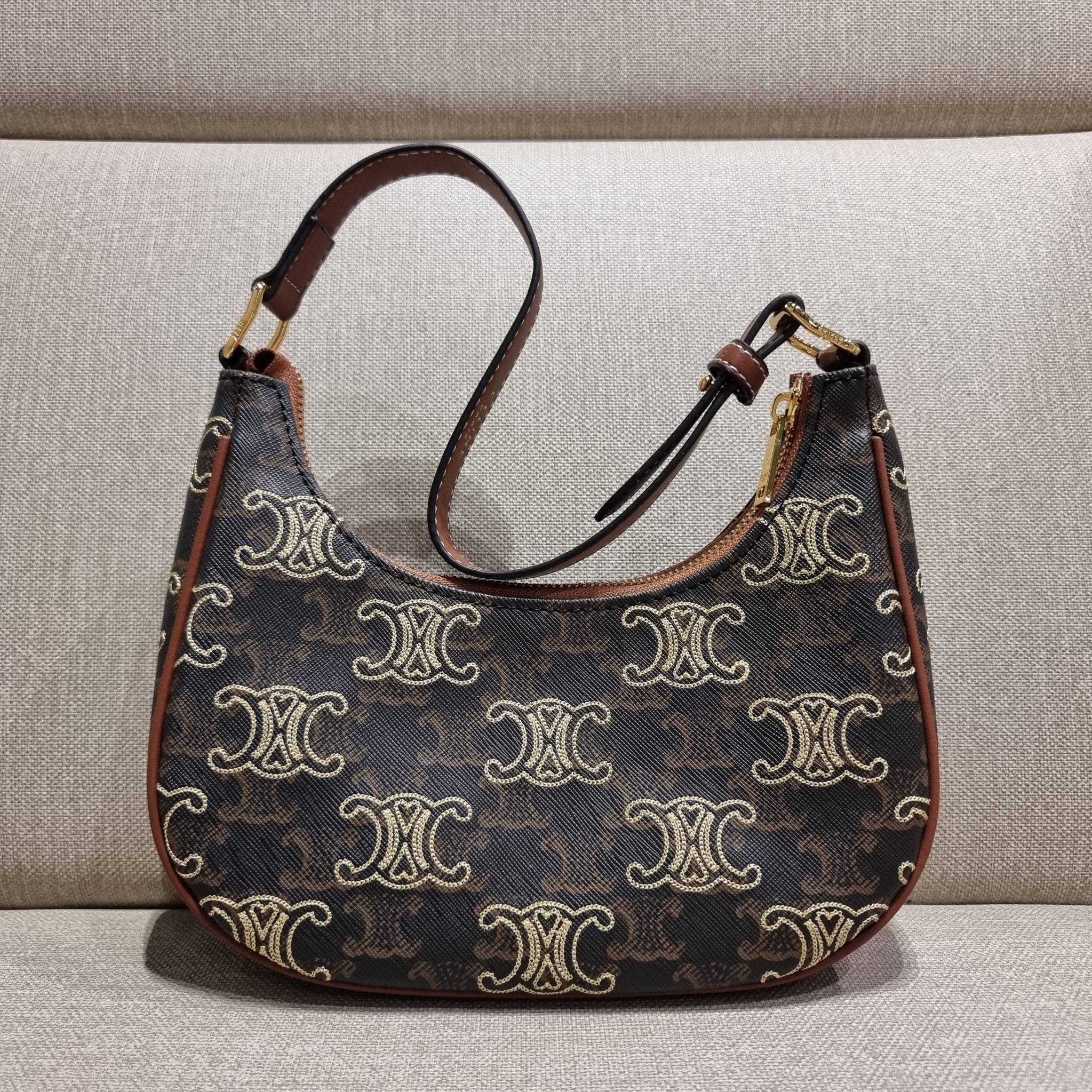 VIP 🥂 CELINE AVA IN TRIOMPHE CANVAS WITH TRIOMPHE HEART EMBROIDERY สวยเกินต้านรุ่นสุดปัง ที่ดีไซน์ออกมาใหม่ พร้อมให้ได้สวยก่อนใครไปเลย กับกระเป๋าสะพายไหล่ รูปทรงไม่เหมือนใครไม่เกร่อ ใช้แล้วดูแพง!! และที่น่ารักแบบตะโกนก็ตรงที่ โลโก้ลายปัก ดีเทลเดิน