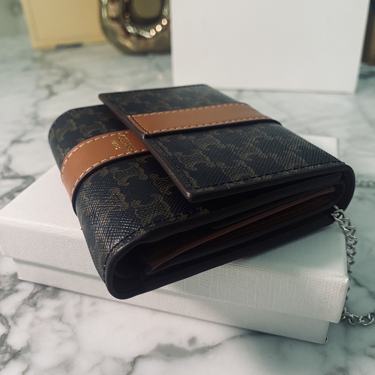 CELINE TRIFOLD WALLET กระเป๋าสตางค์ 3 พับ พร้อมสายสะพายโซ่ crossbody สะพายไหล่ได้ เริ่ดเว่อร์! ไอเท็มสุดฮอต exclusive ดีไซน์สุดคลาสสิค วินเทจ เรียบง่ายแต่หรูหรา