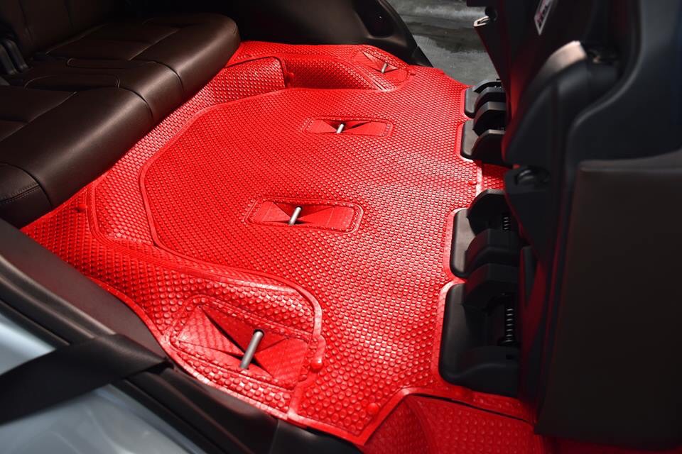 พรมกระดุมเม็ดเล็ก NISSAN TERRA รุ่นรีดขอบ สีแดง เต็มคัน เข้ารูป+เเผ่นปิดเบาะเเถว3ลายหนังเรียบ