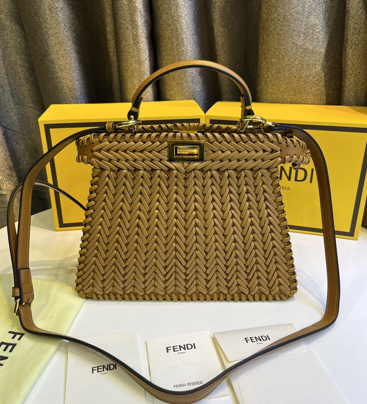 พร้อมส่ง 3 สี FENDI Peekaboo ISeeU Medium interlace leather bag กระเป๋าสะพายดีไซส์สาน ใช้ได้ 2 ด้าน 🧡 เกรดออริจินอล 1:1 สลับแท้