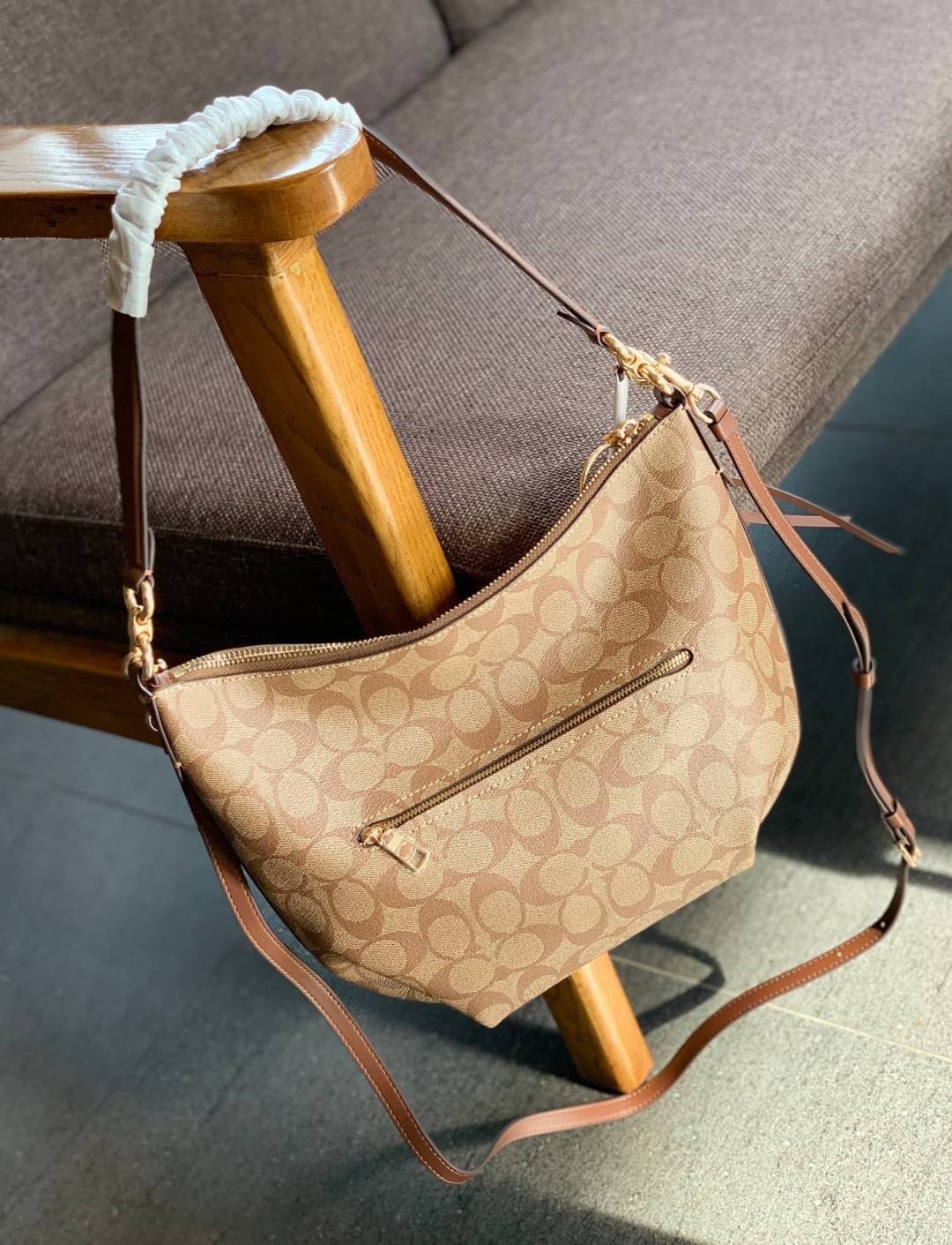 OUTLET 】ปรับราคาลง ได้ไปไม่ผิดหวังแน่นอนจ้าา💥 Coach Pebble Leather Small Skylar Hobo Shoulder Bag((90738)) พร้อมส่งที่ไทย ล่าสุด! กระเป๋าหิ้ว//สะพายข้างได้ ทรงน่ารัก ละมุน หนังแท้ หนังนิ่มมือดีมาก หลงรักแน่นอนค่าา! เปิดปิดกระเป๋าแบบซิปมีพู่ห้อย ใช