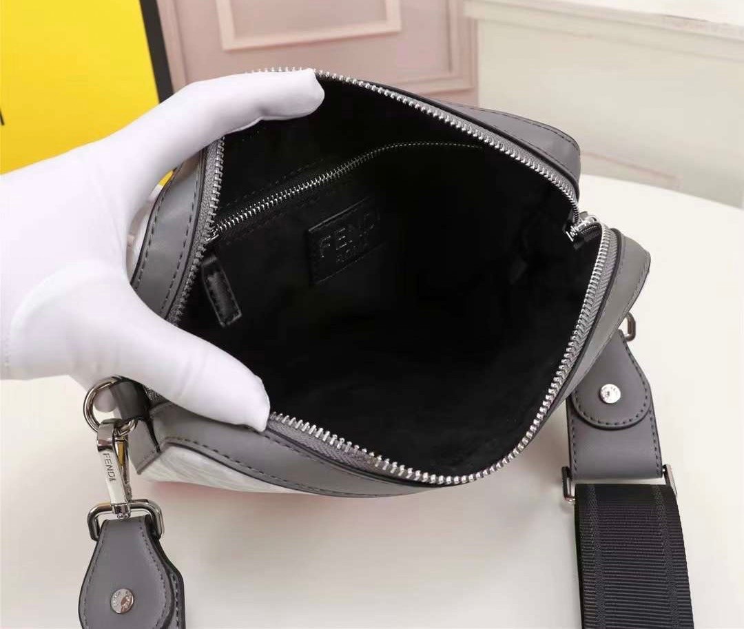 FENDI Ff-Print Coated-Canvas And Leather Cross-Body Bag เกรดออริจินอล FENDI Messenger Bag กระเป๋าสะพายข้าง ให้หนุ่มๆได้ตัวตึงกันไปเลยจ้า กับกระเป๋าสะพายทรงแมสเซ็นเจอร์ รุ่นหายาก ดีไซน์เรียบหรู สะดวกใช้ที่สุด ภายในโล่งกว้าง สายสะพายถอดได้ ปรับใช้ตามสะดวก ใ