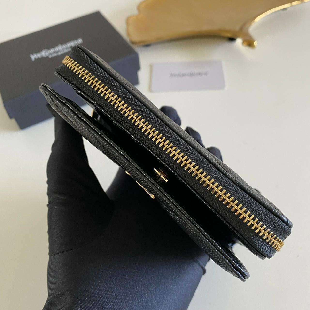 VIP GIFT 】หนังแท้ YSL Saint Laurent monogram compact zip short wallet มาแล้วจร้า ถามหากันเยอะมากๆ กระเป๋าสตางค์ใบสั้นที่ใส่แบงค์ ใส่บัตร ใส่เหรียญได้เยอะสุดๆ มีสองด้านซิปและพับ ใบเดียวครบจบเลย หนังสวยมาก ละเอียดสุดๆ