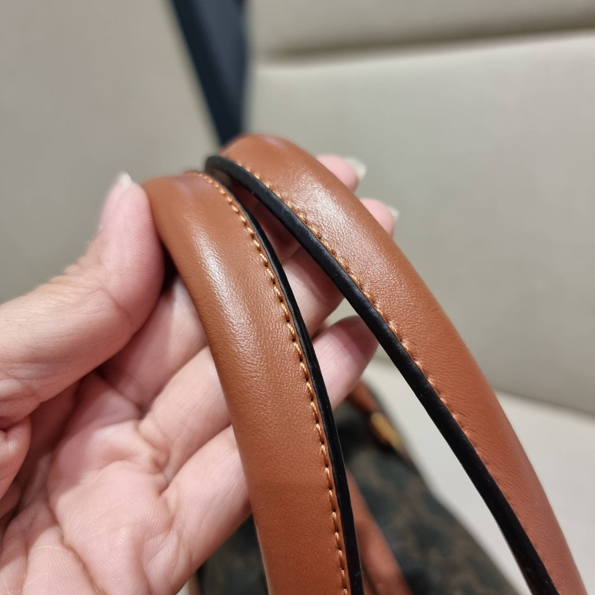 CELINE BOSTON BAG IN TRIOMPHE CANVAS AND CALFSKIN ยอดฮิตกับลวดลายเอกลักษณ์ สุดคลาสสิค กับกระเป๋ากึ่งเดินทาง ไซส์กำลังดี ที่สามารถใช้ได้ทั้งหนุ่มๆและสาวๆ วัสดุหนังแคนวาสตัดสลับหนังแท้ เปิด-ปิดด้วยซิป ใช้งานสะดวก และยังมีพวงหนังห้อยและแม่กุญแจล็อคซิปได้ มาพ