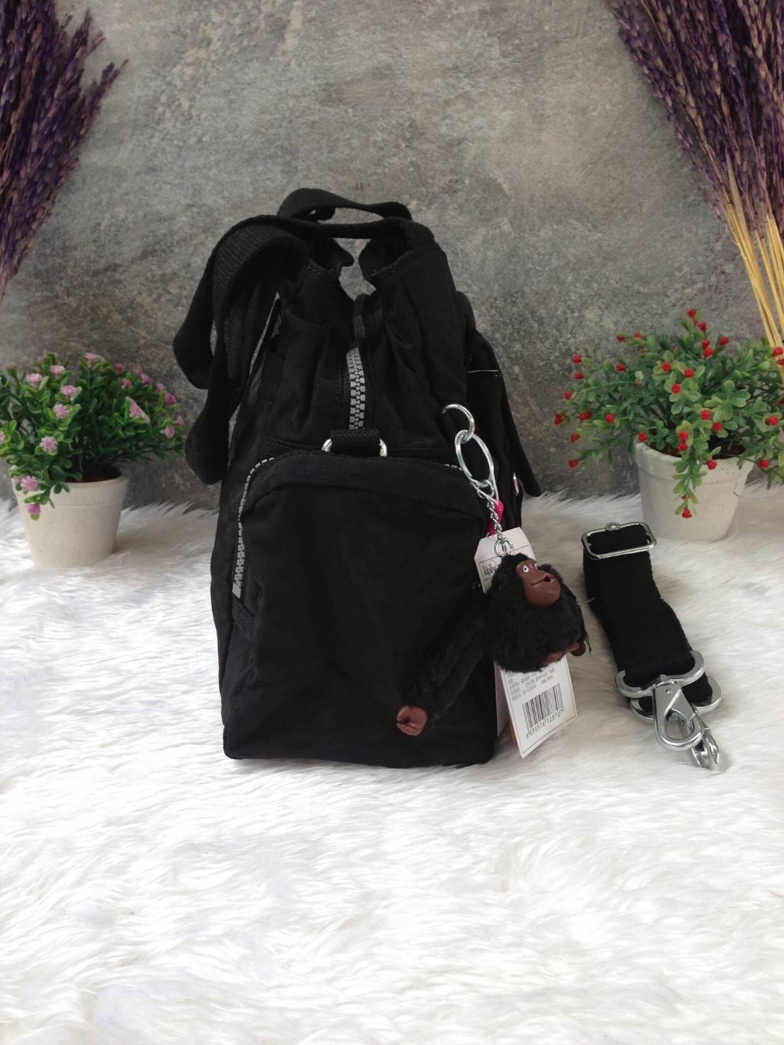 KIpling Felix Large Handbag Bag กระเป๋าถือหรือสะพายสไตล์ลำลองวัสดุ Nylon + Polyester 100% น้ำหนักเบามีหูหิ้วเเละสายสะพายยาวเลื่อนปรับระดับได้ถอดได้ เปิดปิดด้วยซิปสะดวกใช้ โลโก้เเบรนด์ มีช่องแบ่งถึง3ช่องเเยกเป็นสัดส่วน ด้านหน้าและด้านหลังมีช่องใส่ของเปิดปิ