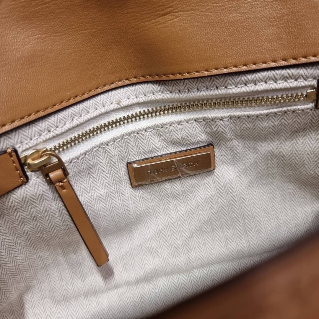 TORY BURCH KIRA CHEVRON CONVERTIBLE SHOULDER BAG (SMALL / MEDIUM) กระเป๋าสะพายรุ่นยอดฮิต ไซส์คลาสสิค ที่ใช้ยังไงก็ดูหรู ดีไซน์เฉพาะตัว วัสดุหนังแกะ สัมผัสนิ่ม เปิด-ปิดด้วยกระดุมแม่เหล็ก ภายในเป็นช่องโล่ง ใส่กระเป๋าสตางค์ มือถือ เครื่องสำอางค์ พาวเวอร์แบงค