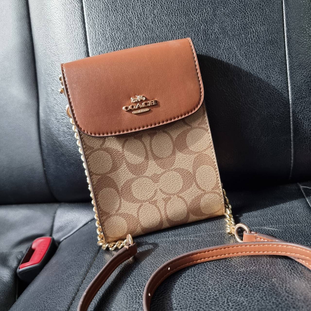 COACH 3051 RACHEL PHONE CROSSBODY IN SIGNATURE CANVAS HOT ITEM!! กระเป๋าสะพาย case phone ต้องมา ให้คุณพกพา gadget ล้ำไปได้ทุกที่ ใส่โทรศัพท์มือถือได้ทุกรุ่น ดีไซน์ใหญ่กว่าเดิม และยังมีช่องเก็บบัตรให้เพิ่มไปอีก ดีไซน์ลายซีคลาสสิค วัสดุหนังแคนวาส เปิด-ปิดด้