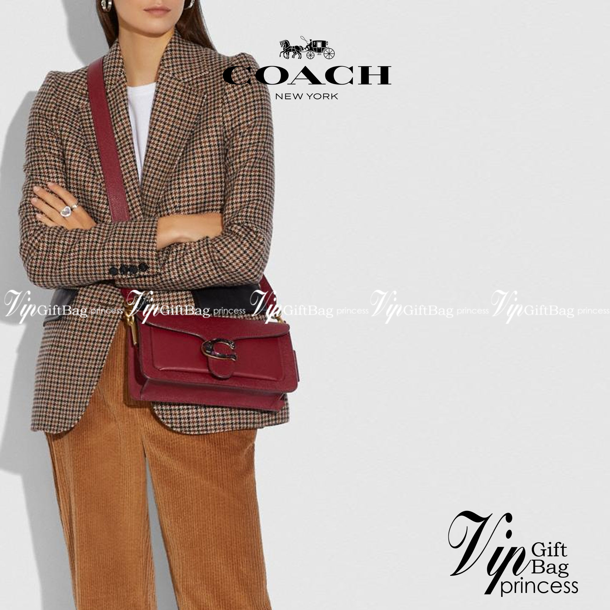 COACH TABBY SHOULDER BAG 26 ((73995)) พัฒนามากจากกระเป๋า Coach รุ่นดังยุค 1970 ทำจากผ้า Canvas เคลือบลายซิกเนเจอร์ หนังลายกรวดและหนังกลับ ด้วยวัสดุคลาสสิค มากับสายที่ถอดได้ถึง 2 สาย ไม่ว่าจะเป็นสายหิ้วหรือสายสะพาย หนังลายกรวดและหนังลูกวัวแบบเนื้อละเอียด แ