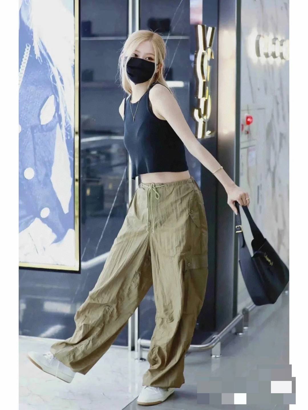 YSL LE 5 À 7 SOFT SMALL IN SMOOTH LEATHER รุ่นยอดฮิต ที่ใครๆก็ต้องมีครอบครอง กับกระเป๋าสะพายทรงโฮโบ ดีไซน์สุดคลาสสิค