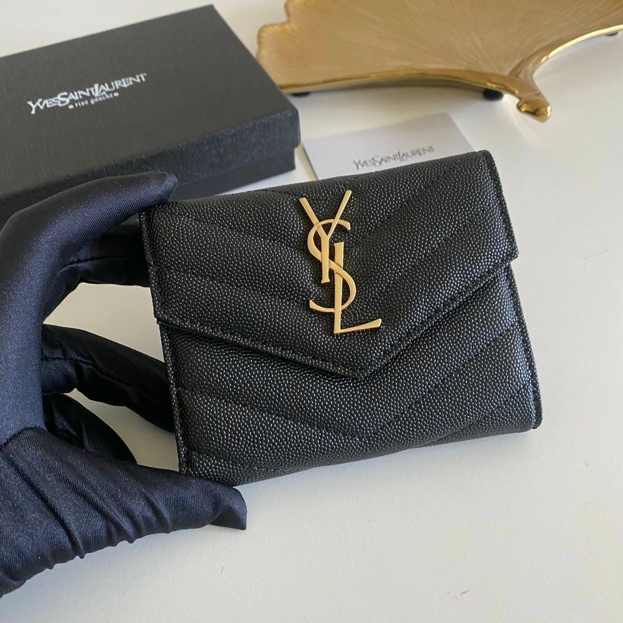 VIP GIFT 】หนังแท้ YSL 13cm SAINT LAURENT Monogram Compact Trifold Wallet กระเป๋าสตางค์ใบสั้น 3 พับ งานดีสุด รอบที่แล้วไม่พอขาย สามพับ ใส่แบงค์ ใส่บัตร ใส่เหรียญได้เยอะ ใบเดียวครบจบเลย หนังสวยมาก ละเอียดสุดๆ
