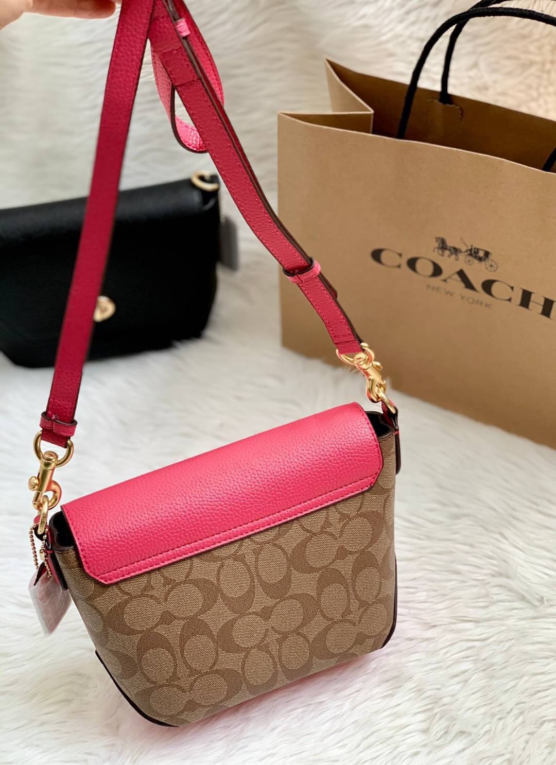 คอลเลคชั่นใหม่ ทั้งสวยทั้งคุณภาพค่ะ😘 COACH KARLEE CROSSBODY BAG 💐พร้อมส่ง ได้ไปไม่ผิดหวังแน่นอนค่ะ! สวยๆแบบคนดังระดับโลกกันค่าา กระเป๋าสะพายแบบครอสบอดี้ร์ หนังแท้นิ่มสวยงามมากๆค่ะ รูปทรงน่ารักกระทัดรัด เปิดปิดกระเป๋าแบบหมุนล็อค ภายในสามารถ