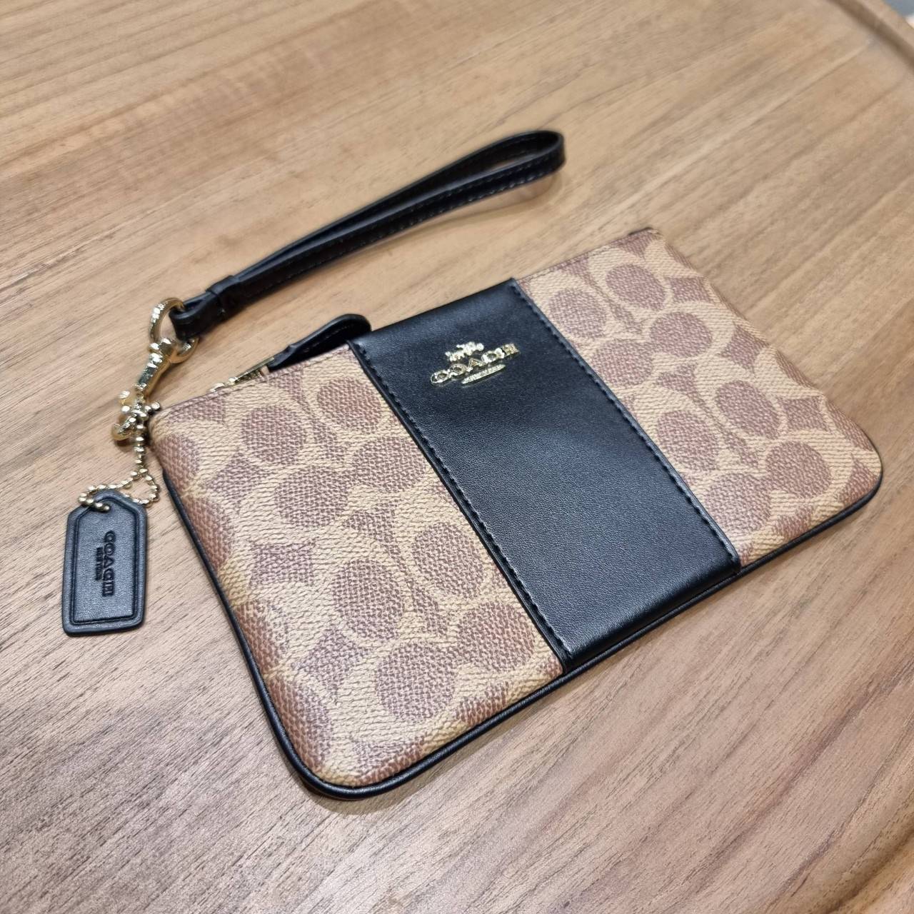COACH 32445 SMALL WRISLET IN COLORBLOCK SIGNATURE CANVAS คอลเลคชั่นคัลเลอร์บล็อคสวยหรู ในรูปแบบกระเป๋าคล้องมือ ขนาดพกพา ไซส์กำลังสวยมากๆ พกง่ายไปเลยจ้า วัสดุหนังแคนวาส ตัดหนังแท้ ภายในโล่ง มีช่องใส่บัตร ตอบโจทย์สาวๆที่ไม่ชอบความพะรุงพะรัง พกใบนี้คือสะดวกส