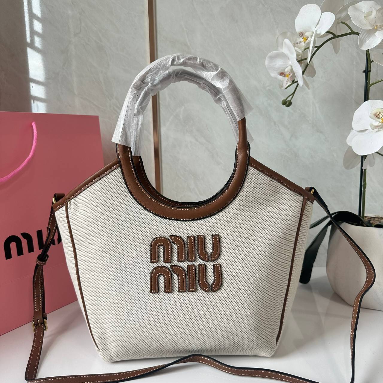 MIU MIU IVY CANVAS BAG / MIU MIU TOTE IVY MINI กระเป๋าถือหรือสะพายข้างทรงโท้ท รูปทรงทันสมัยน่ารัก สวยหรูมากๆคะ