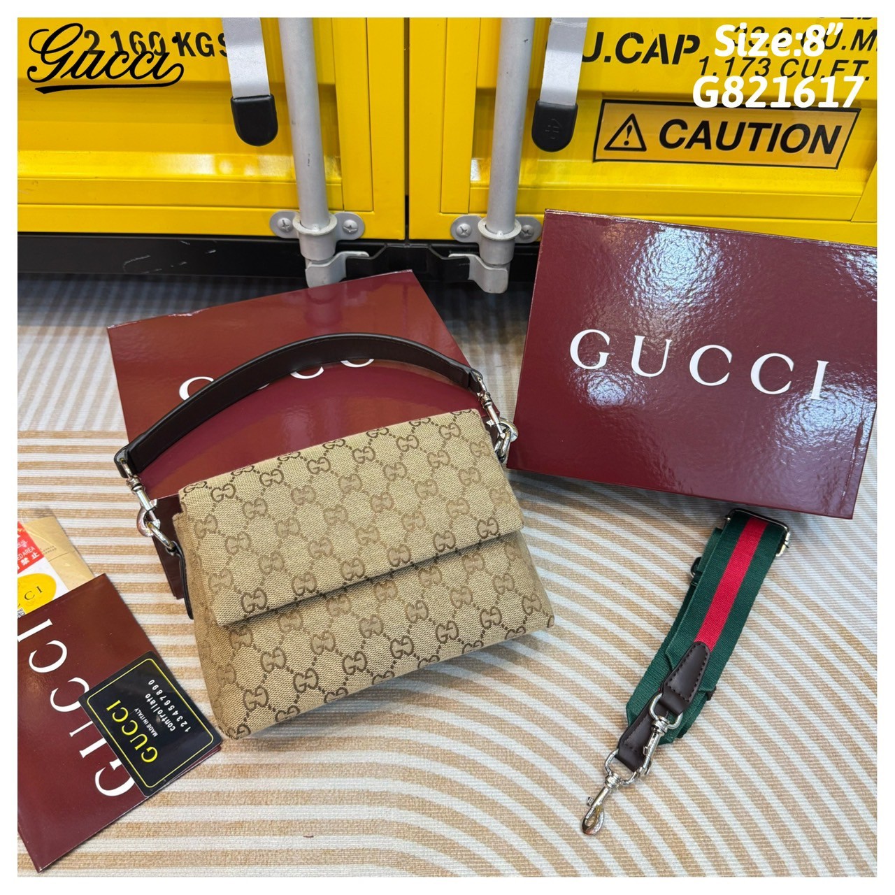 GUCCI GG canvas small crossbody bag กระเป๋าสะพายทรงใหม่เรียบง่าย ที่สุดของความคลาสสิค ด้านหลังมีช่องเก็บแต่งหนังปั้มแบรนด์สวยหรูโดดเด่น เป็น Unisex ใช้งานได้ทั้งชายหญิง