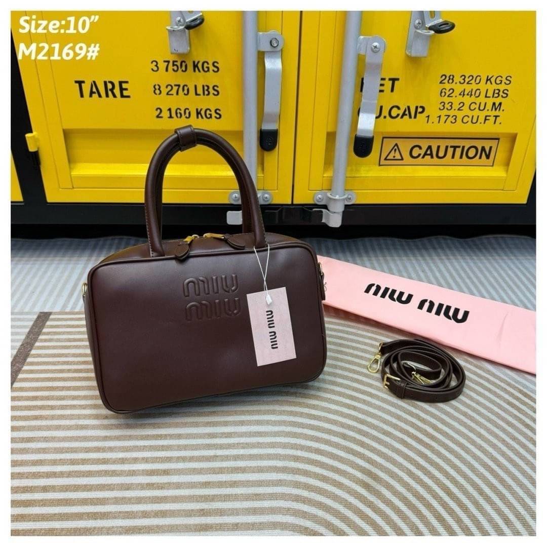 MIU MIU leather Beau bag 25cm กระเป๋าถือทรงบอสตัน ขนาดกำลังสวยพกพาง่าย สะดวกใช้งาน ซิปรอบเปิดได้กว้างๆ ดีไซน์เรียบแต่มากมีอยู่จริง สวยดูแพง
