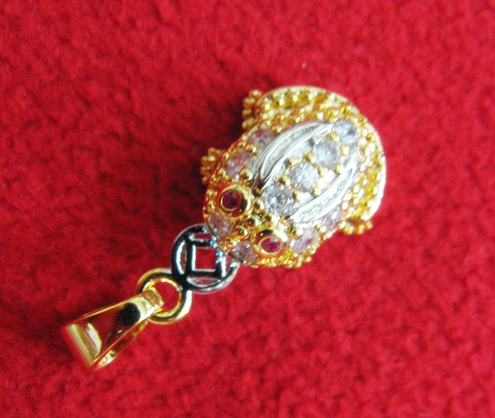 สินค้าหมดค่ะ จี้คางคกคาบเหรียญประดับเพชรพร้อมกล่องกำมะหยี่ ป้องกันสิ่งไม่ดี กวักทรัพย์รับสมบัติ แก้ชงปีจอ ปี2561ค่ะ