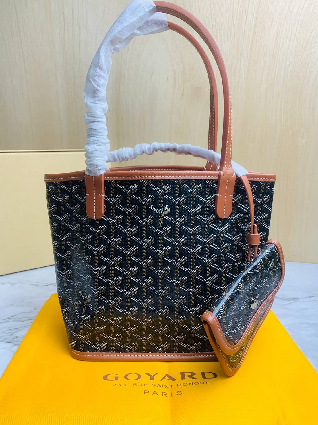 ori GOYARD saint louis mini tote reversible bag / GOYARD ANJOU TOTE MINI กระเป๋าทรงโท้ตมินิ ใช้ได้สองด้านเป็นหนังแท้เกรดดีทั้งใบ ทำให้การใช้งานได้ทนทานกว่า พิมพ์ลายคมชัด ขนาดกำลังน่ารัก ภายในโล่งกว้าง ใส่ของได้เยอะพอสมควรเลยค่ะ ดีไซน์ทรงสวยน่าใช้ แค่ถ