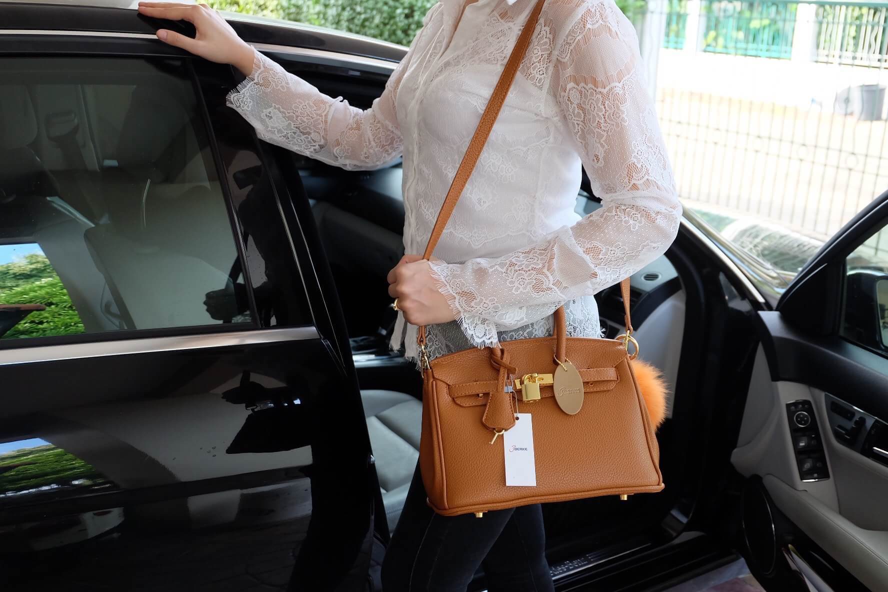 งานแท้ชนช้อป New arrival! ขนาด 10 นิ้ว จากแบรนด์ Berke กระเป๋าทรงสุดฮิต ตัวกระเป๋าหนัง Pu ดูแลรักษาง่าย ลายหนังสวยหรูมากๆคะ น้ำหนักเบา ตัวกระเป๋า ปรับได้ 2 ทรง ทรงรัดสายคาด กับ ถอดออกได้ ภายในบุด้วยหนัง PU เนื้อดี มีช่องใส่ของจุกจิกได้ ใบจริงสวยมาก
