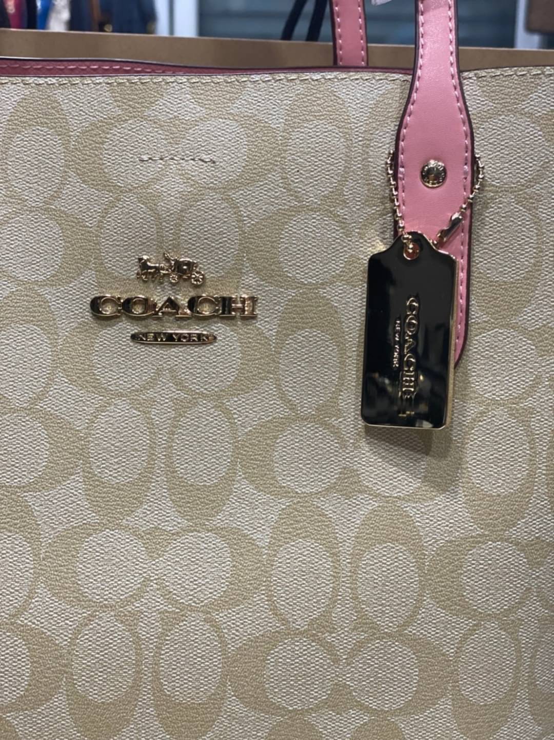 รุ่นยอดนิยม COACH TOWNTOTE IN SIGNATURE CANVAS F76636 กลับใช้ได้ทั้งสองด้าน ใบขนาดใหญ่จุใจ ใส่ของได้เยอะมากกก เป็นรุ่นที่สวยตลอดกาล ควรมีติดตู้ไว้เลยค่าา