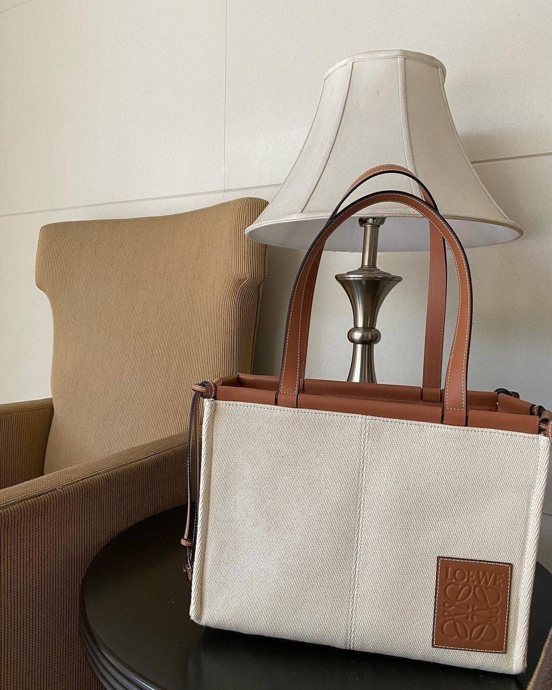 พร้อมส่งที่ไทยแล้วกับ LOEWE CUSHION TOTE BAG VIP GIFT WITH PURCHASE-GWP พรีเมี่ยมกิ๊ฟ จาก LOEWE PERFUME DUTY FREE COUNTER ด้านหน้าปักหนังปั้มโลโก้แบรนด์สวยหรู ทรงใบใหญ่ สะพายไหล่ *จุของได้เยอะมาก สามารถใส่ NOTEBOOK IPAD ได้สบายค่ะ น้ำหนักกำลังดี มาพร้อมสา