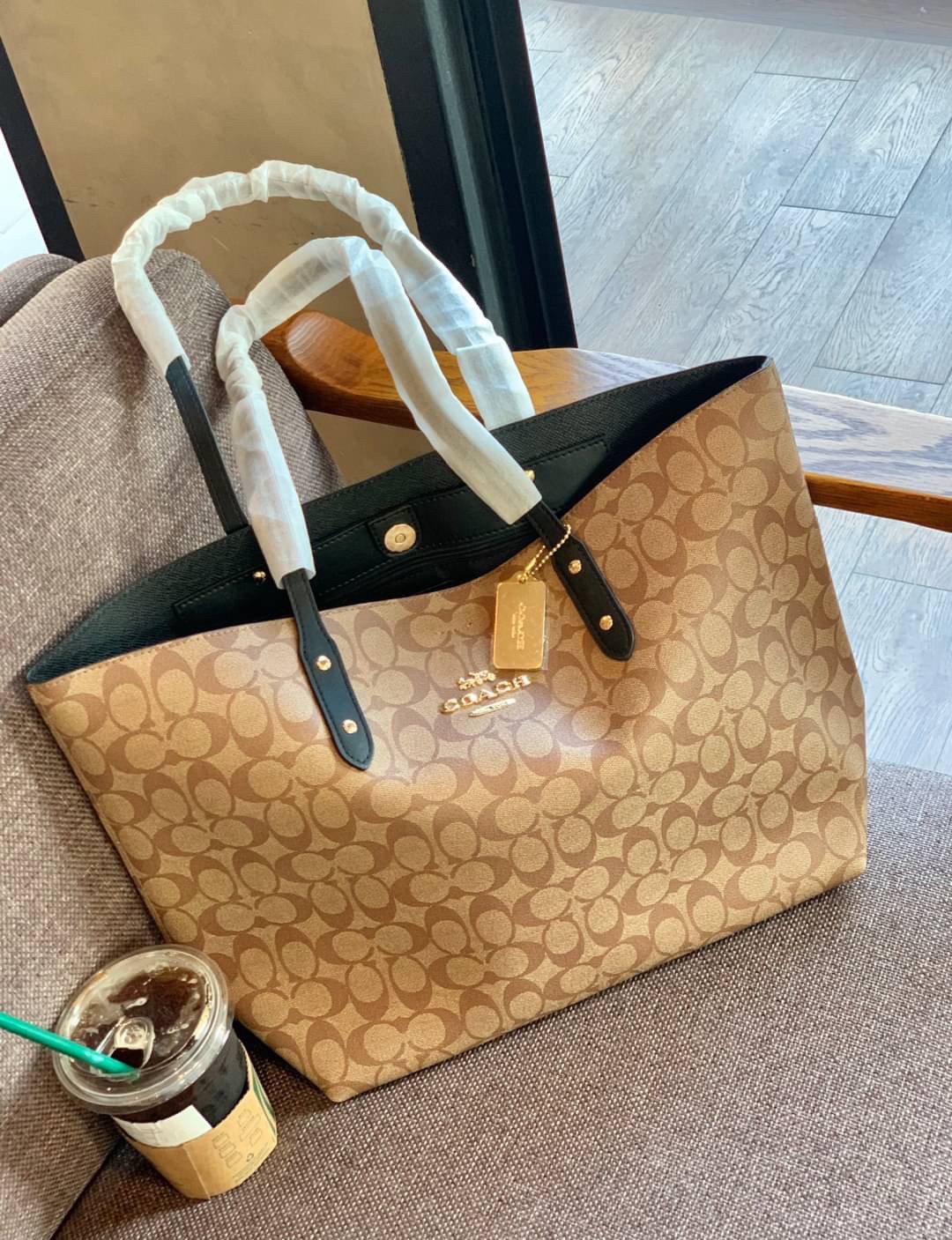 COACH TOWN TOTE SIGNATURE BAG((76636)) พร้อมส่งอีกครั้ง! กระเป๋าใบใหญ่หนังแท้ สวยงามค่ะ ป้ายอะไหล่แบรนด์แบบโลหะสีทองสวยหรูมากๆ เปิดปิดกระเป๋าแบบกระดุมแม่เหล็ก ใช้งานง่าย ภายในกว้างมากๆค่ะบอกเลย สาวๆที่สัมภาระเยอะหายห่วงค่ะ พร้อมช่องกระเป๋าซิปให้ใส่มือถือห