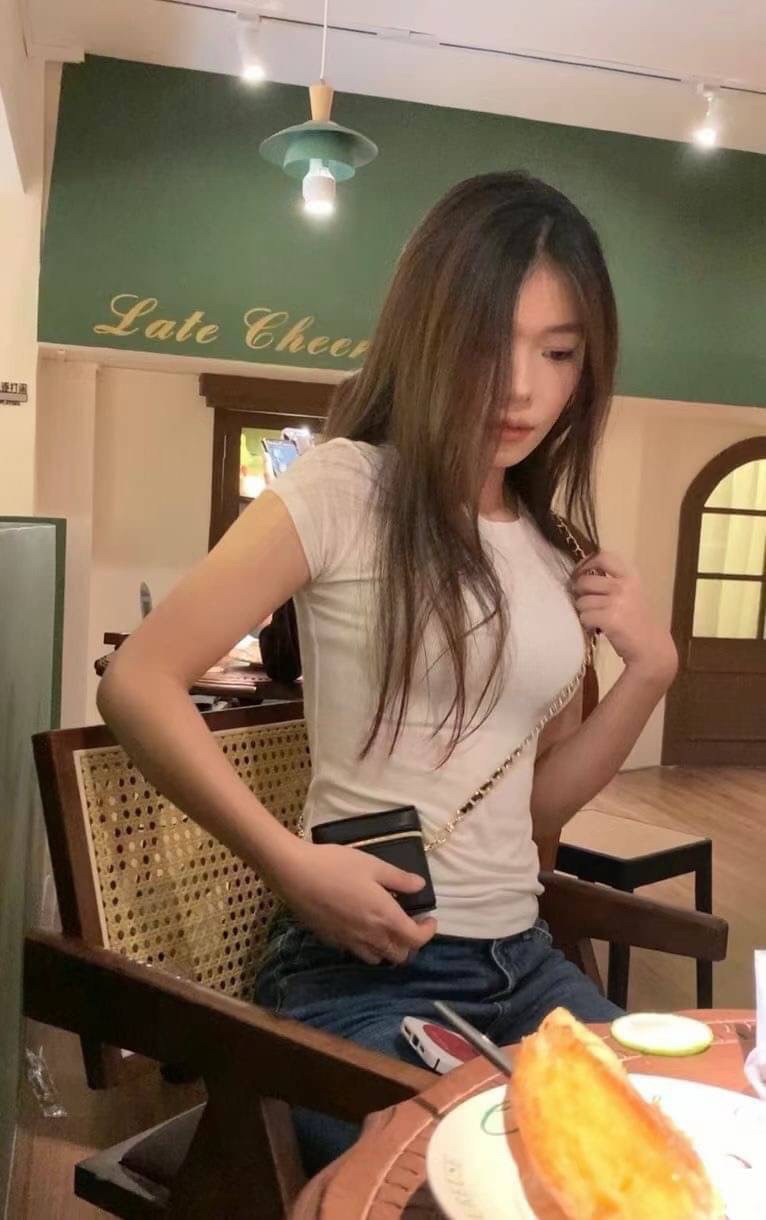 กระเป๋าสะพายข้างใบจิ๋ว งานปุ้กปิ้กน่ารัก CHANEL VIP BAG แบรนด์ดัง ตัวกระเป๋าหนังนิ่ม อยู่ทรง เปิดปิดด้วยซิปรอบ ด้านหน้าสกรีนโลโก้แบรนด์สีทอง