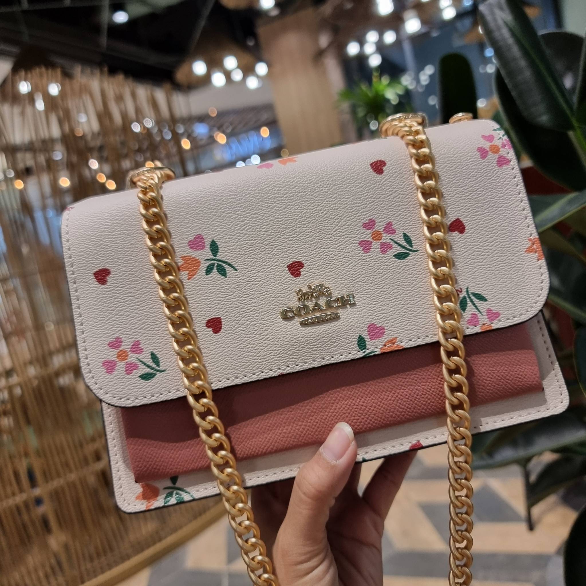 COACH C7596 KLARE CROSSBODY WITH HEART PETAL PRINT หนึ่งคอลเลคชั่นที่ฮิตไม่หยุดยั้ง!! ขายดิบขายดีทุกดีไซน์ รอบนี้มาตอบโจทย์สายหวาน ใหม่ล่าสุด น้องน่ารักม้ากกกก!! กับกระเป๋าสะพายข้าง โทนสีละมุนลูกคุณ!! คือดี!! เพิ่มลูกเล่นช่อดอกไม้หัวใจ ให้มีสีสัน สายสะพาย