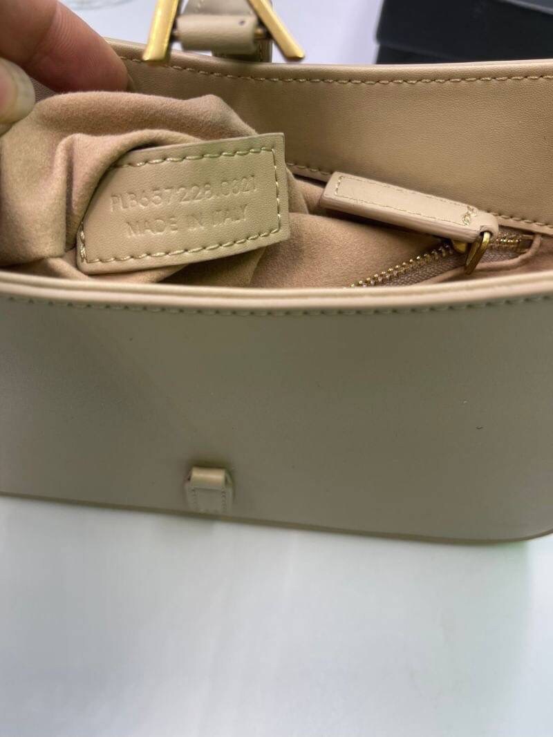 3สี VIP GIFT 】หนังแท้ Saint Laurent Le 5 à 7 Leather Hobo Bag รุ่นยอดนิยม รุ่นหายาก รุ่นที่สาวๆตามหา ใบนี้เลย!! สวยหรู กระเป๋าสะพายไหล่ ดีไซน์อยู่ทรง คลาสสิคแฝงความหรูด้วยโลโก้สีทองอร่ามโดดเด่น วัสดุหนังเรียบ สาวๆที่รออยู่ต้องรีบจัด รีบมีเป็นของตัวเองกันน