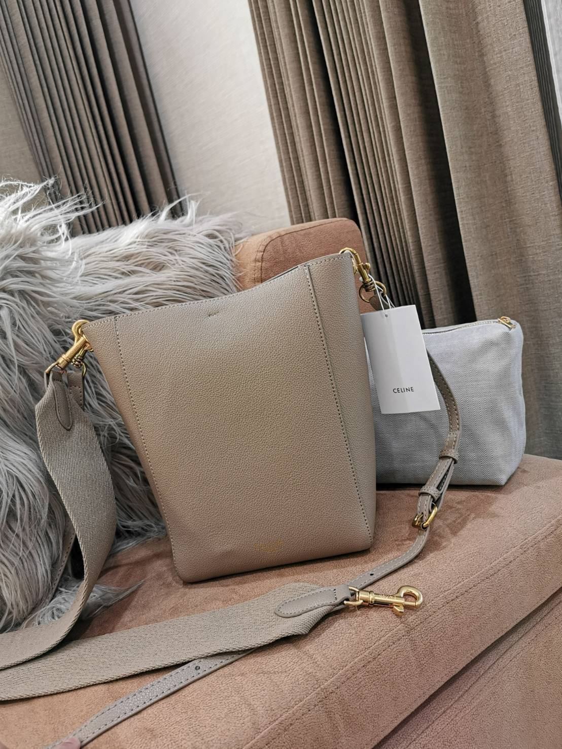 ซื้อ1ได้ถึง2! CELINE TRIOMPHE BUCKET BAG VIP GIFT WITH PURCHASE (GWP) พรีเมี่ยมกิ๊ฟ Limited Edition จาก CELINE PERFUME DUTY FREE COUNTER วัสดุหนังแท้ CALFSKIN ดีไซน์ทรง Bucket ขนาดกำลังดี มาพร้อมใบเล็กด้านในแยกใช้ได้ น้ำหนักเบา ภายในกว้างใส่ของใช้ได้เยอะพ