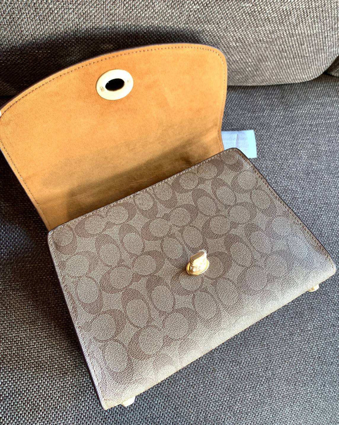 สวย หรู ดูดี รุ่นนี้กัยเลยค่า!! COACH TILLY TOP HANDLE SATCHEL IN SIGNATURE ((76620)) พร้อมส่งความสวย ห้ามพลาดค่ะ! กระเป๋าหิ้ว//คล้องมือ//สะพายข้างได้ ทรงสวย หนังแท้เรียบ+ลายCได้สวยงามค่ะ เปิดปิดกระเป๋าแบบหมุนล็อค ภายในมีช่องหลักใส่ของ2ช่อง สามารถใส่กระเป