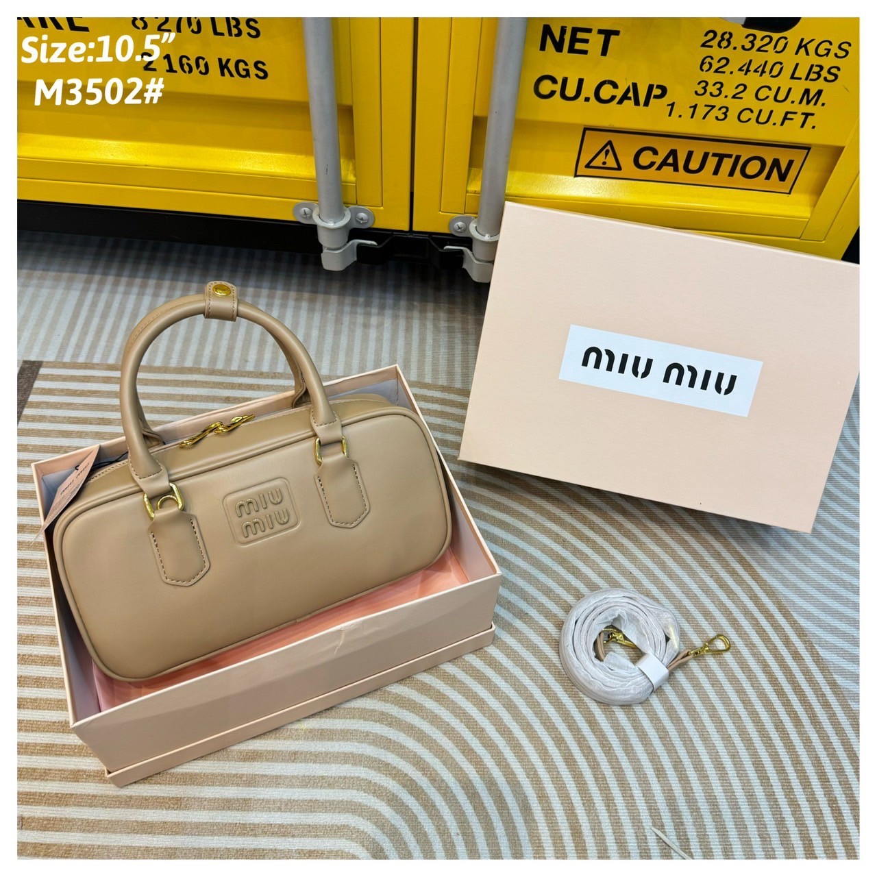 MIU MIU ARCADIE LEATHER BAG M, Geniş 27cm กระเป๋าถือ/สะพายสุดชิค น่ารักๆเก๋ๆ ดีไซน์เรียบแต่มากมีอยู่จริง สวยดูแพง