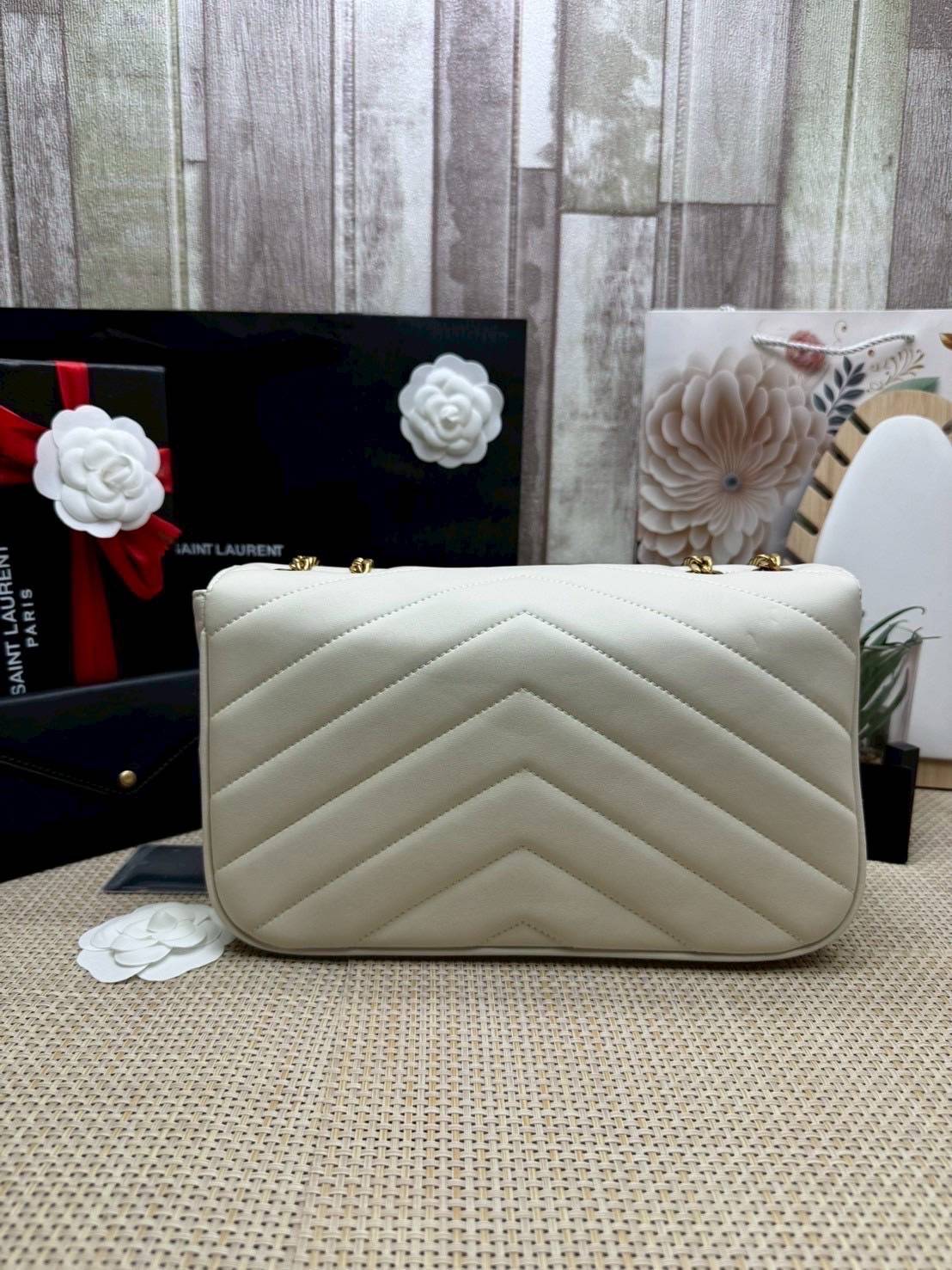 ORI หนังแท้ | 28cm YSL LOULOU medium in MATELASSÉ กระเป๋าสะพายสายโซ่าีทองหรูหรา งานหนังแท้เนื้อนุ่มตะเข็บเย็บลายเชฟรอนสวยหรูโดดเด่นเป็นเอกลักษณ์ 🤍 เกรดออริจินอล หนังแท้