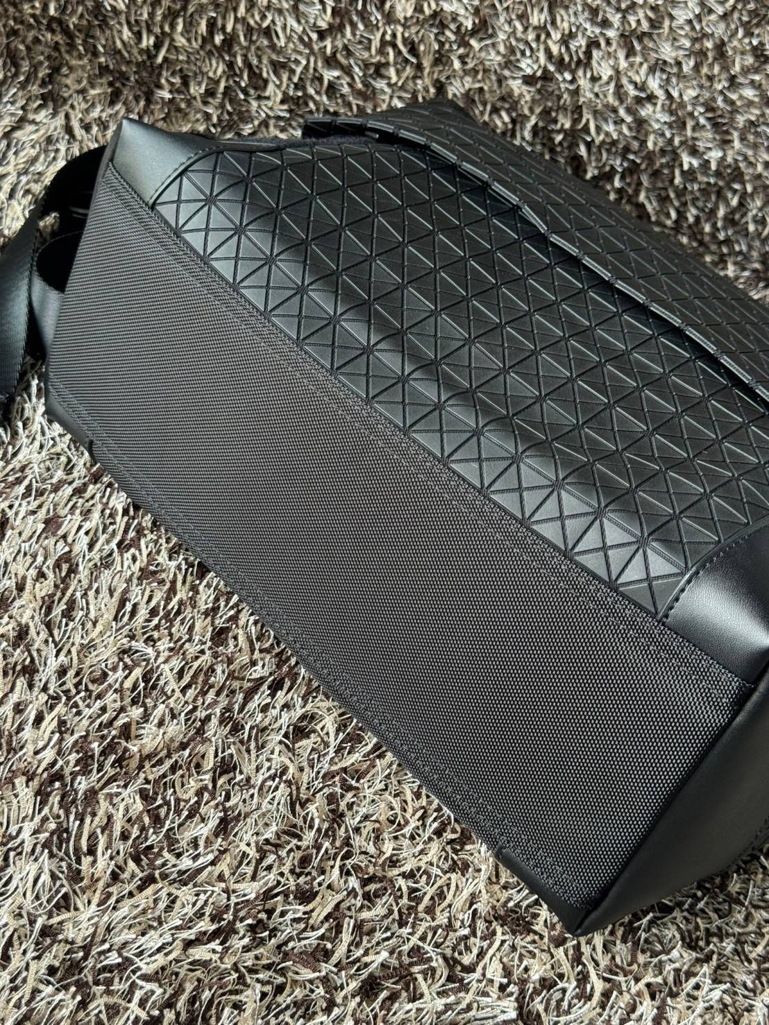 พร้อมส่ง 4 สี Baobao issey miyake Sling shoulder bag / Miyake geometric-panelled Laptop กระเป๋าสะพาย 🧡 เกรดออริจินอล 1:1 สลับแท้ ใช้งานต่างประเทศได้