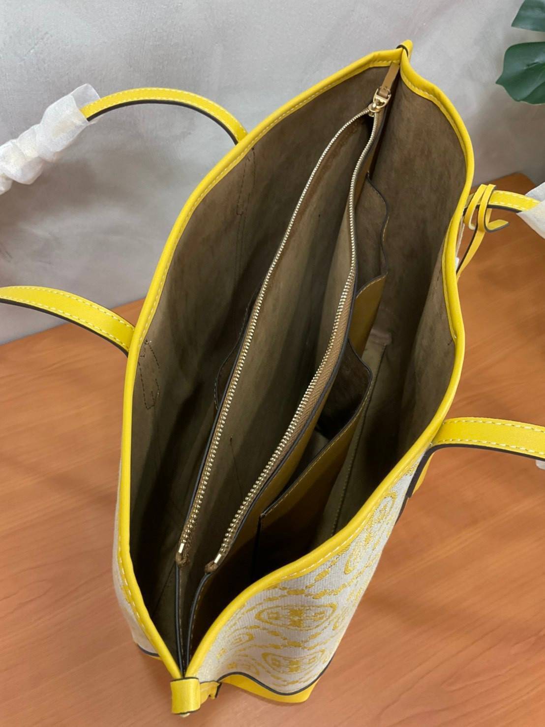 TORY BURCH T MONOGRAM TRIPLE - COMPARTMENT TOTE กระเป๋า/สะพายไหล่ทรง SHOPPING BAG วัสดุผ้าผ้าแคสวาสปักลายสัญลักษณ์แบรนด์ ตั้งอยู่ทรง สวยหรู ดูแพง จุของได้เยอะมาก ภายในแยกเป็น 2 ช่องหลัก 1 ช่องซิปตรงกลาง แบ่งเป็นสัดส่วนใช้งาน