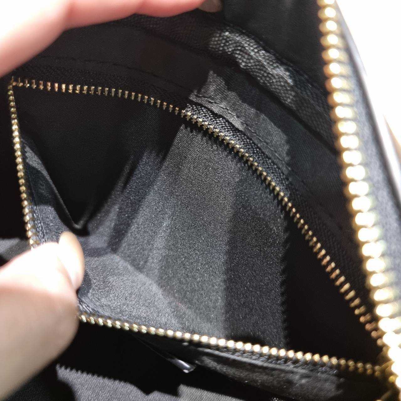 MIU MIU ARCADIE METELASSE LEATHER BAG กระเป๋าถือ/สะพายสุดชิค ที่ไม่มีตอนนี้คือพลาด ดีไซน์เพิ่มดีเทล ด้วยการเดินด้ายเป็นเอกลักษณ์ สวยดูแพง หูจับในตัวง่ายและสะดวกพกพา